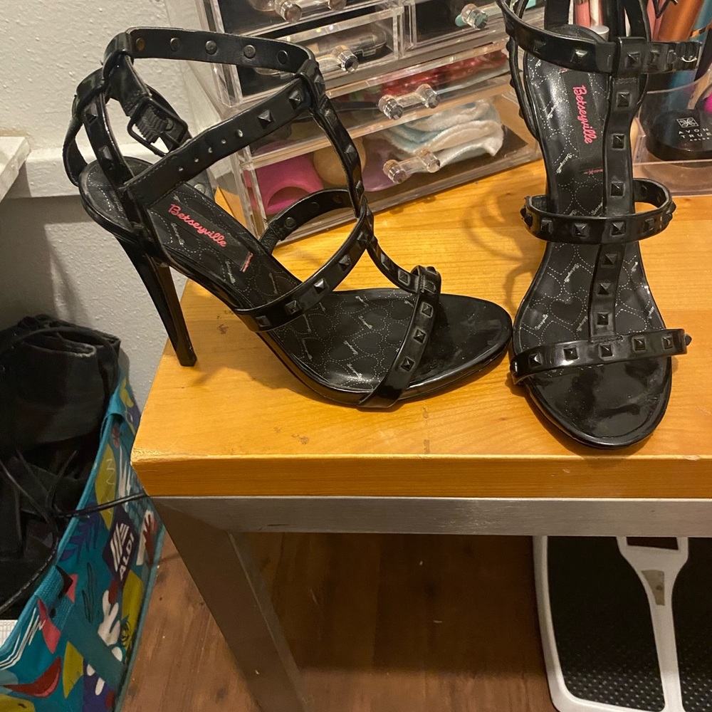 Betsyville 6in Black heels
